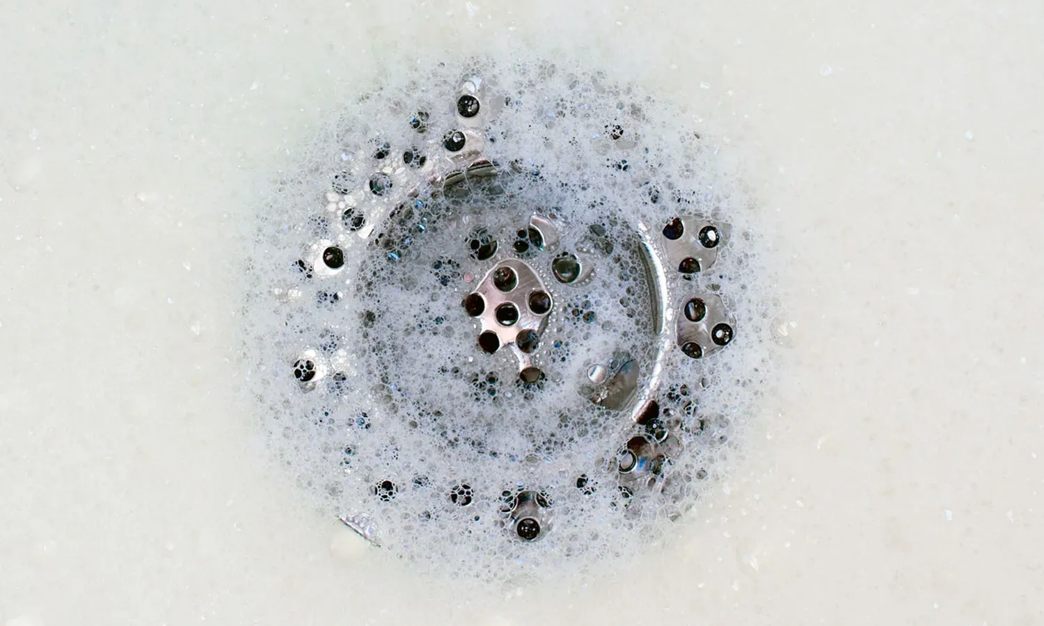 Ako Vyčistiť Upchatú Sprchu? – Kompletný Sprievodca. Upchatá sprcha je typický problém spôsobený hlavne vlasmi a mydlovými usadeninami. Tu je súhrn najúčinnejších metód, od domácich po mechanické, a tipy na prevenciu.