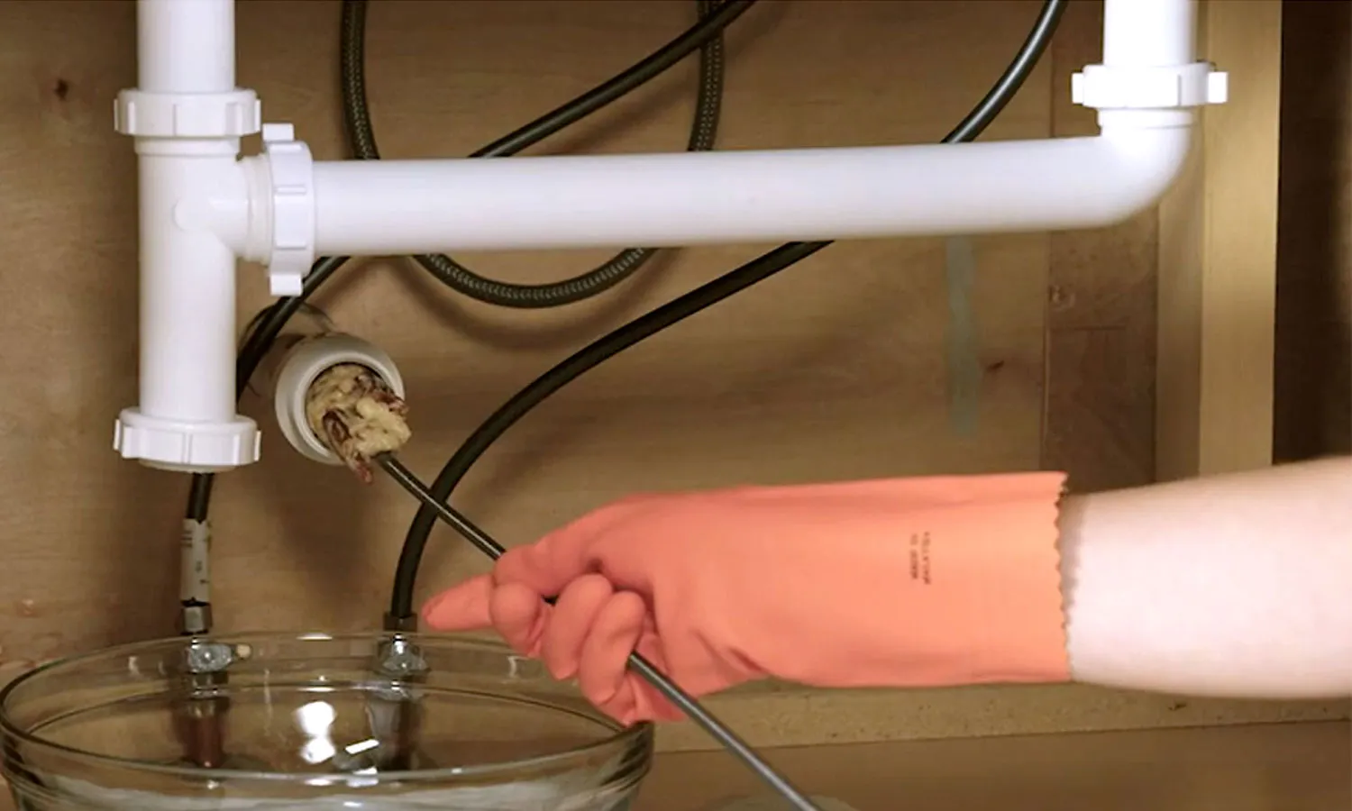 Metódy Čistenia Upchatého kuchynského drezu: Domáce Tipy. Upchatie kuchynského drezu je najčastejšie spôsobené zmesou tukov, olejov a zvyškov jedla. Tu je postup, ako s týmto problémom bojovať – od jednoduchých domácich metód až po mechanický zásah.